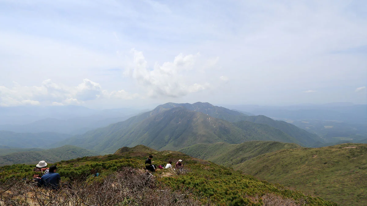 流石山、大倉山、三倉山と続く尾根