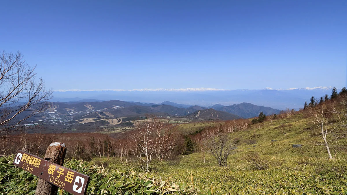 根子岳まで0.5kmの道標からの展望