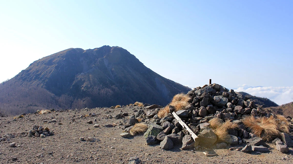 前白根山から見た日光白根山