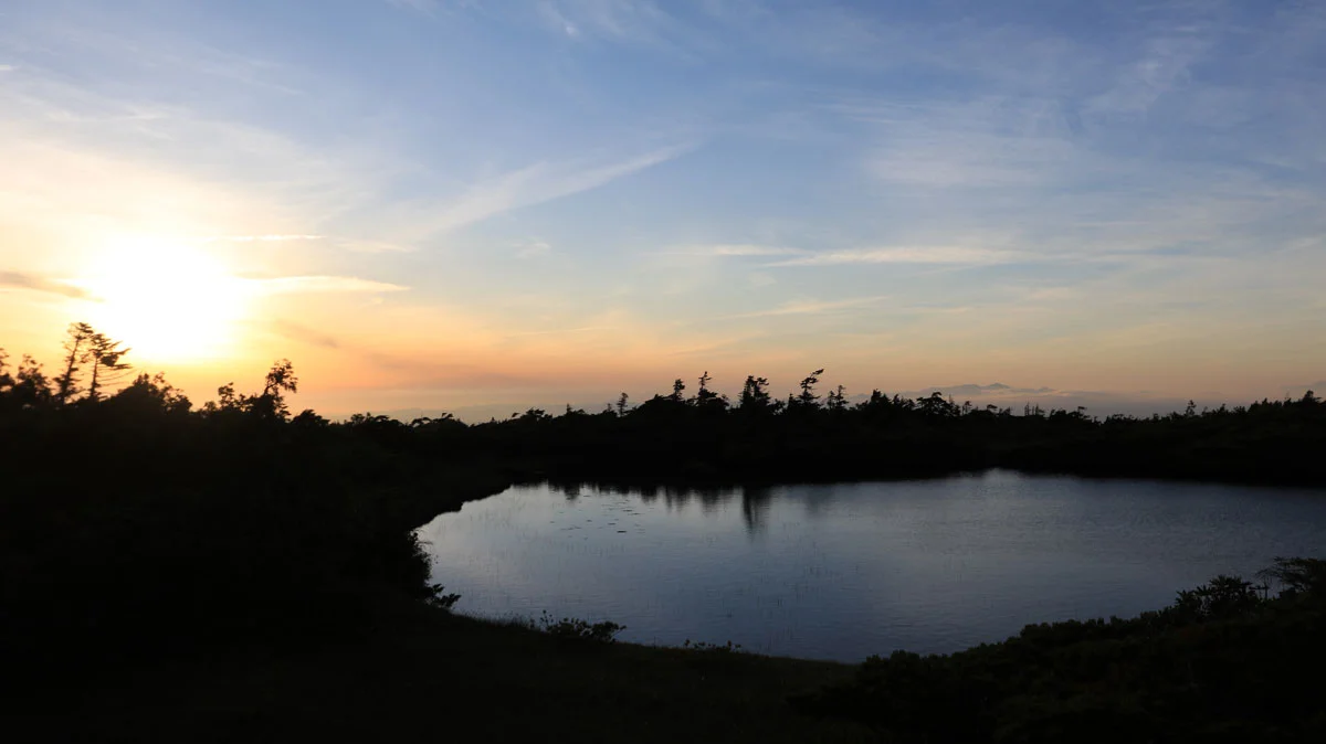 弥兵衛平湿原の明星湖に沈む夕日