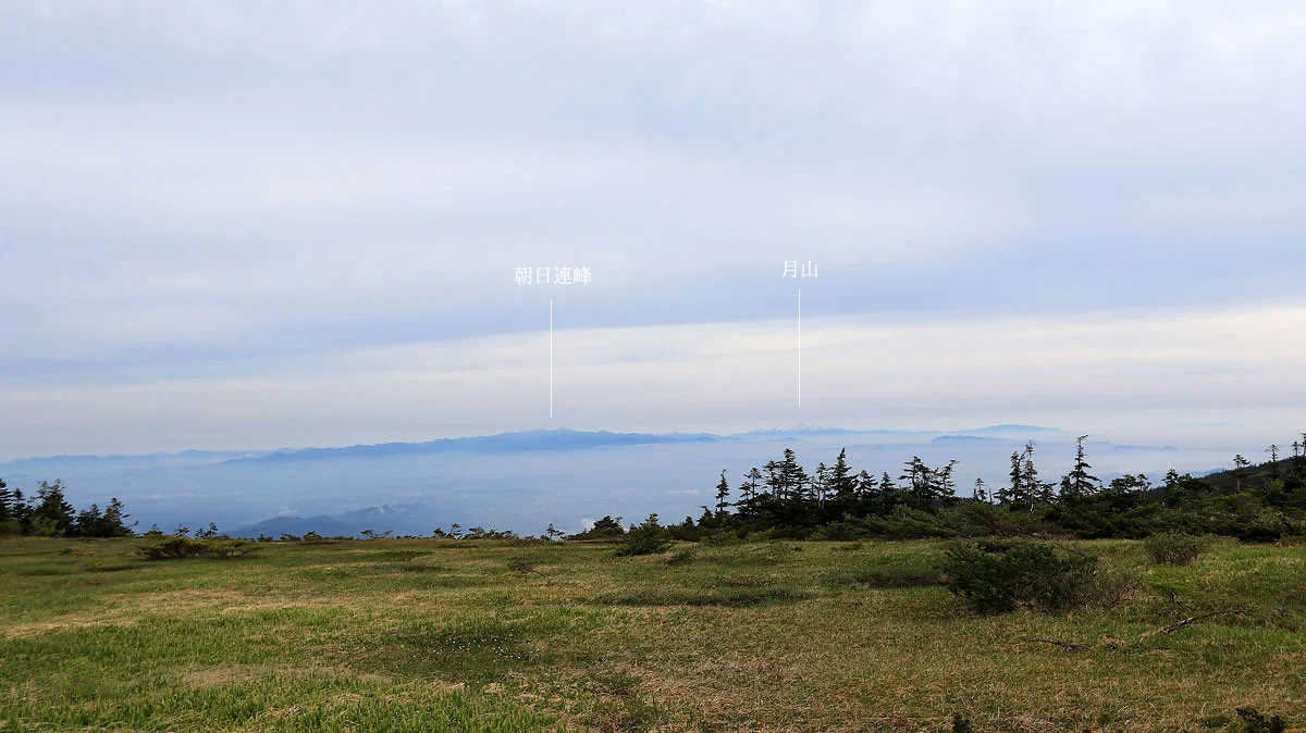 弥兵衛平湿原から見た朝日連峰と月山