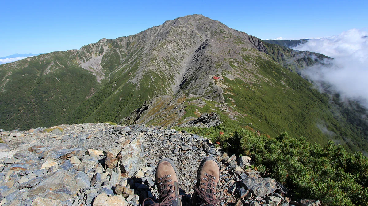 農鳥岳から見た間ノ岳と農鳥小屋