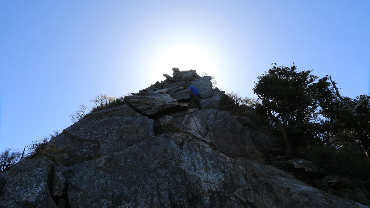 岩場を登る登山者