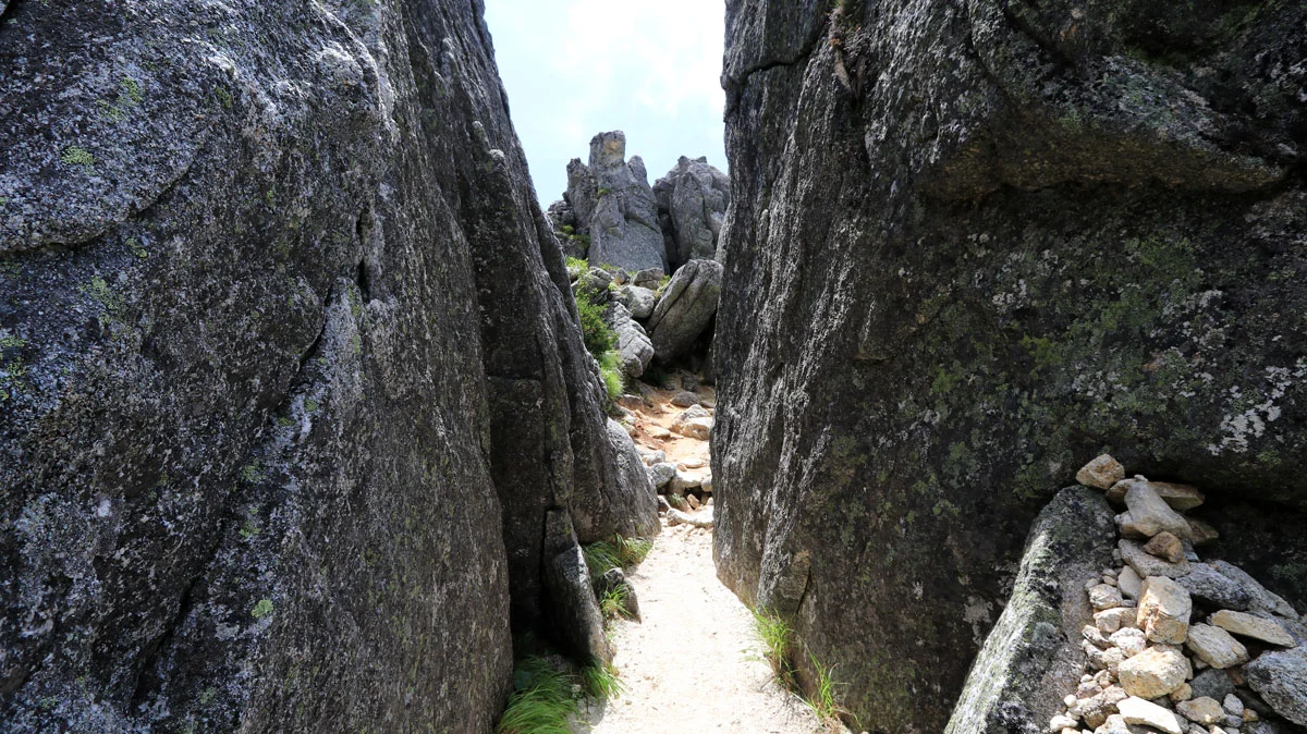 大岩の間