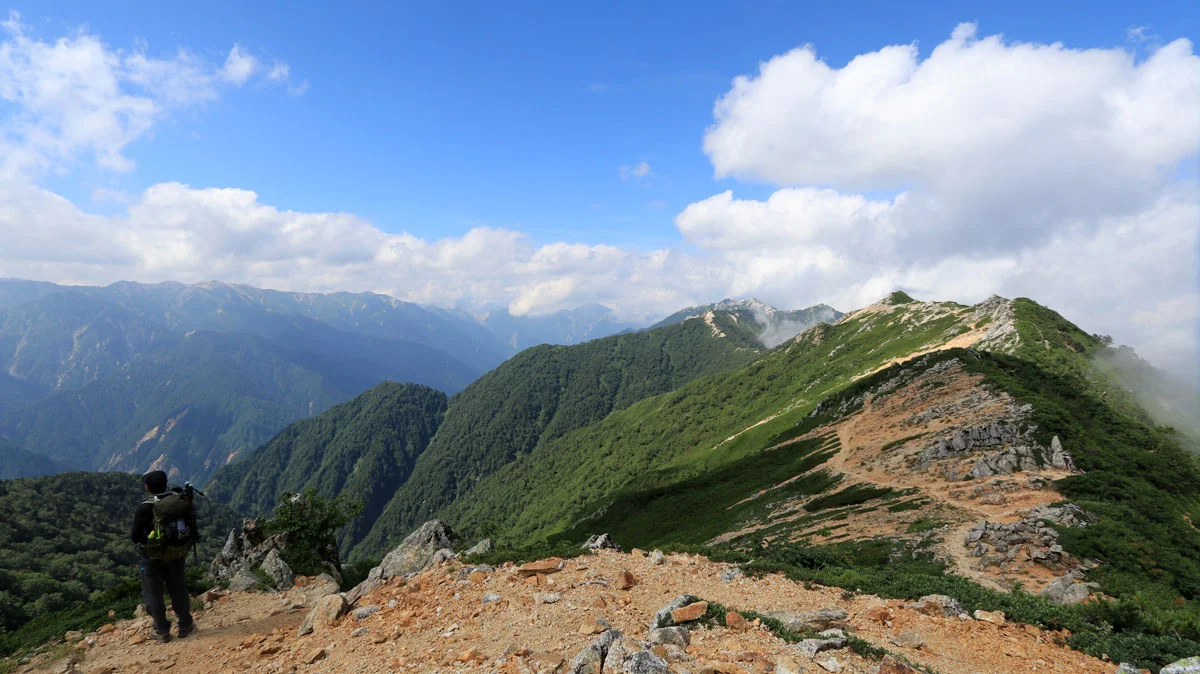 燕岳へ続く稜線の道