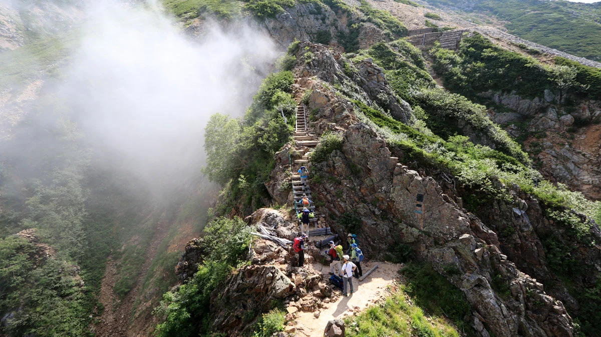 大天井岳手前の鞍部のハシゴ