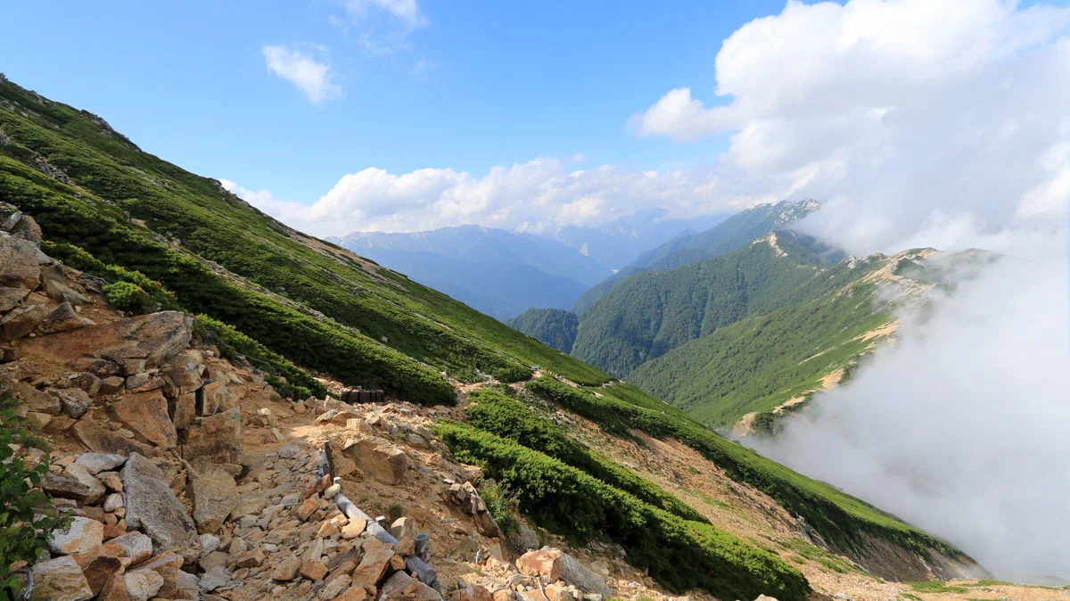 大天荘に伸びる一直線の道
