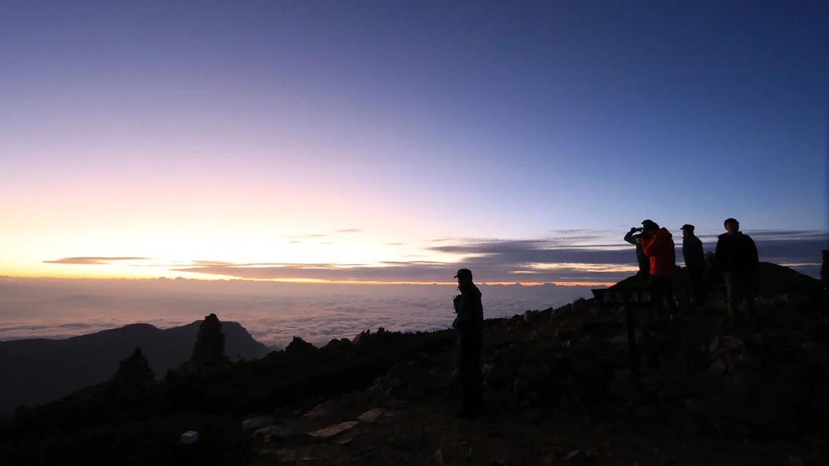 ご来光待ちする大天荘の宿泊者