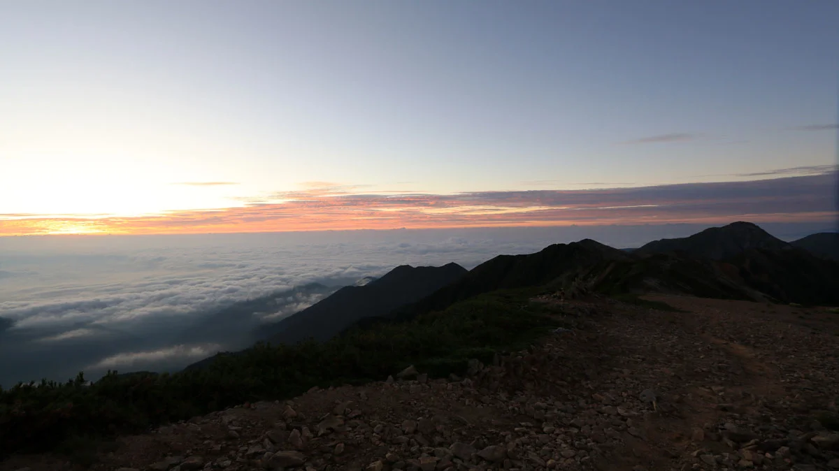 左の地平線に日の出の兆候