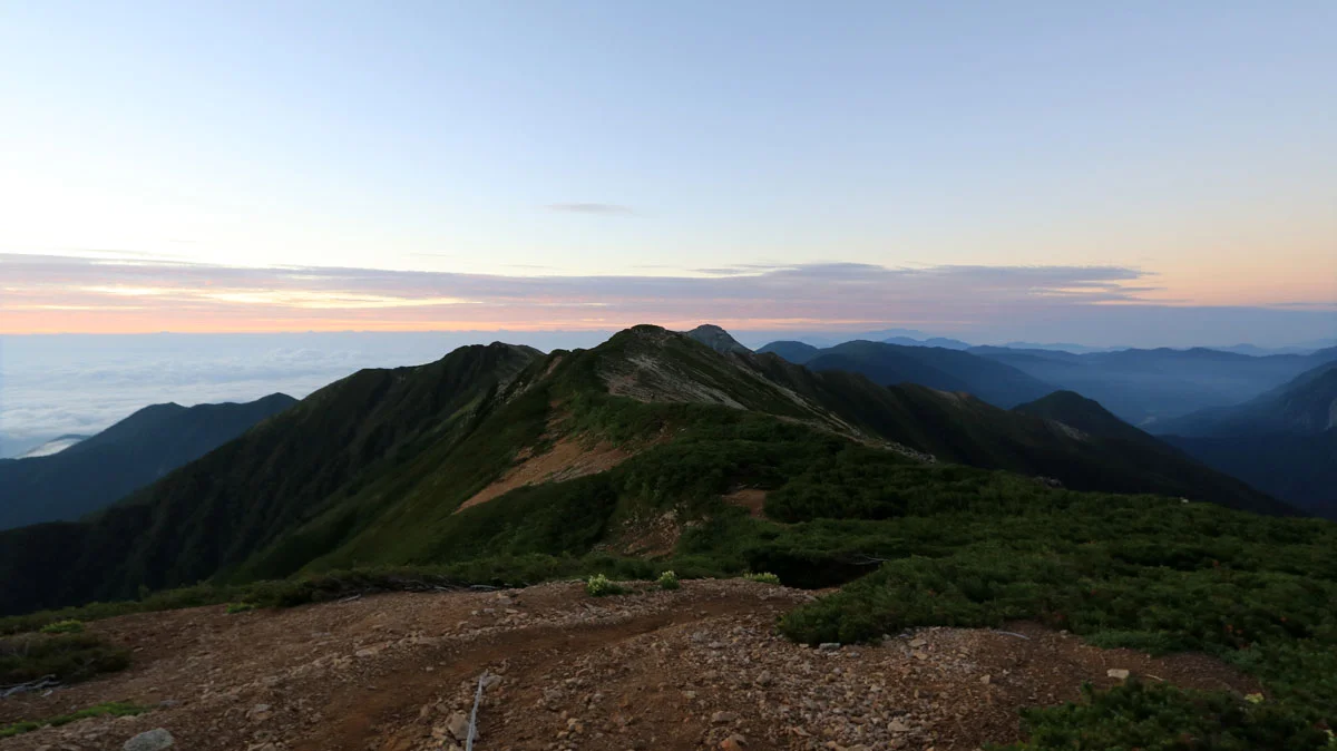 東天井岳への道