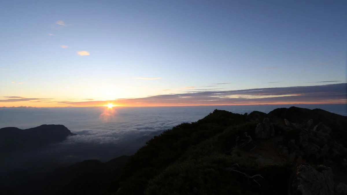 東天井岳へ向かう縦走路からのご来光