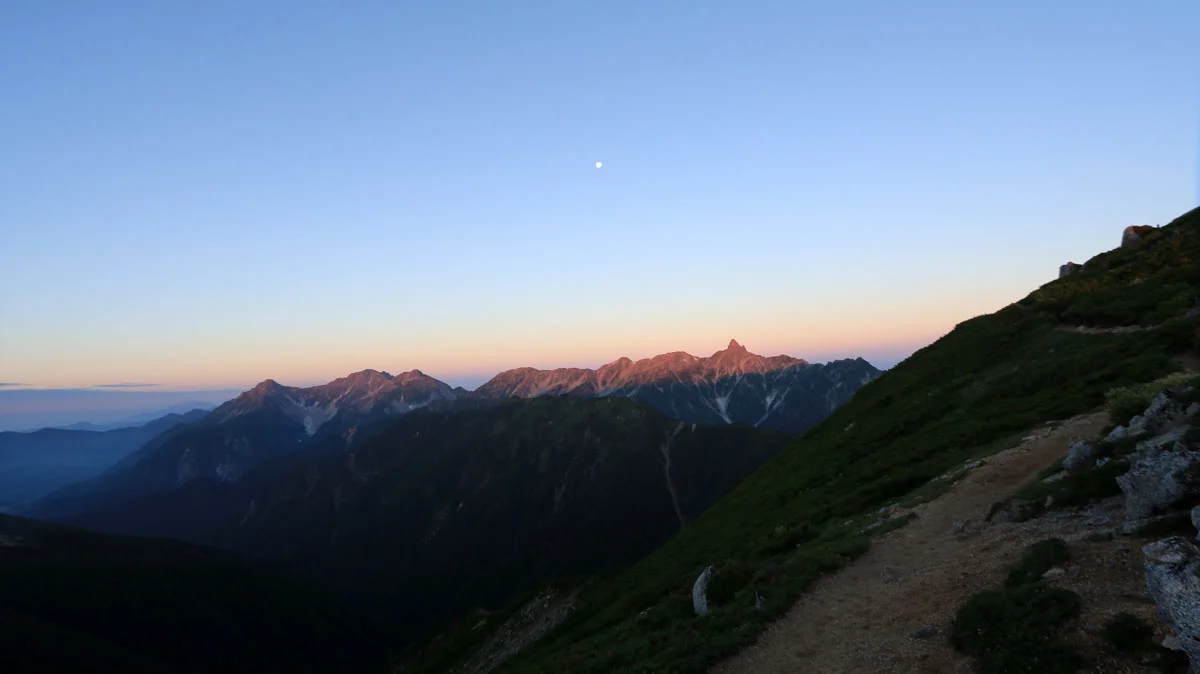 陽の光に照らされる槍ヶ岳と穂高岳