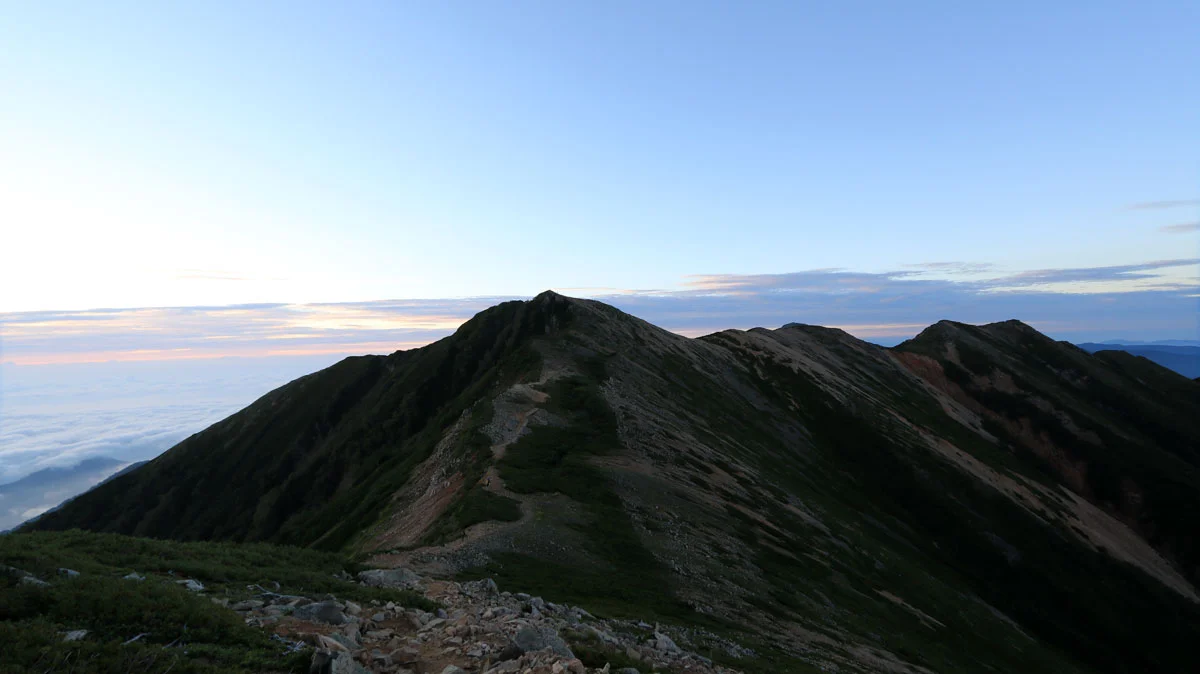 正面に東天井岳