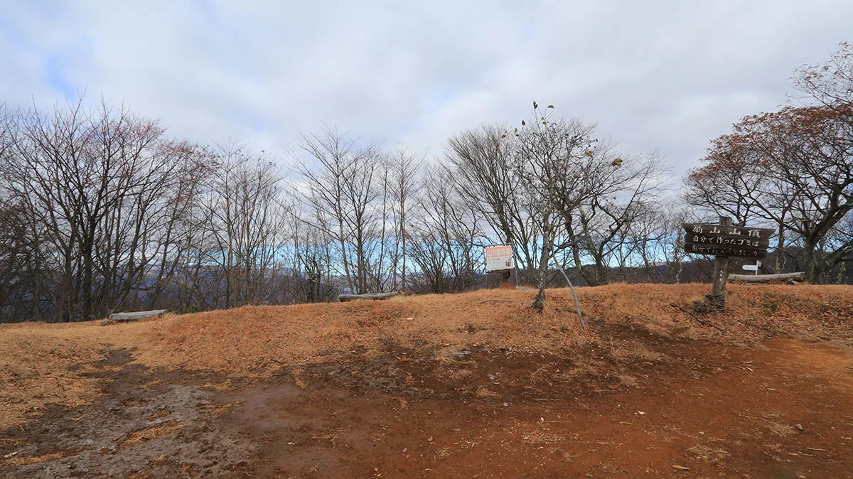 快晴の扇山の北、奥多摩方面