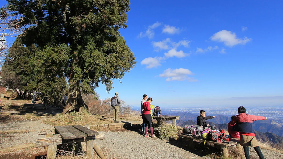 大山山頂から一段下がったところにある休憩場