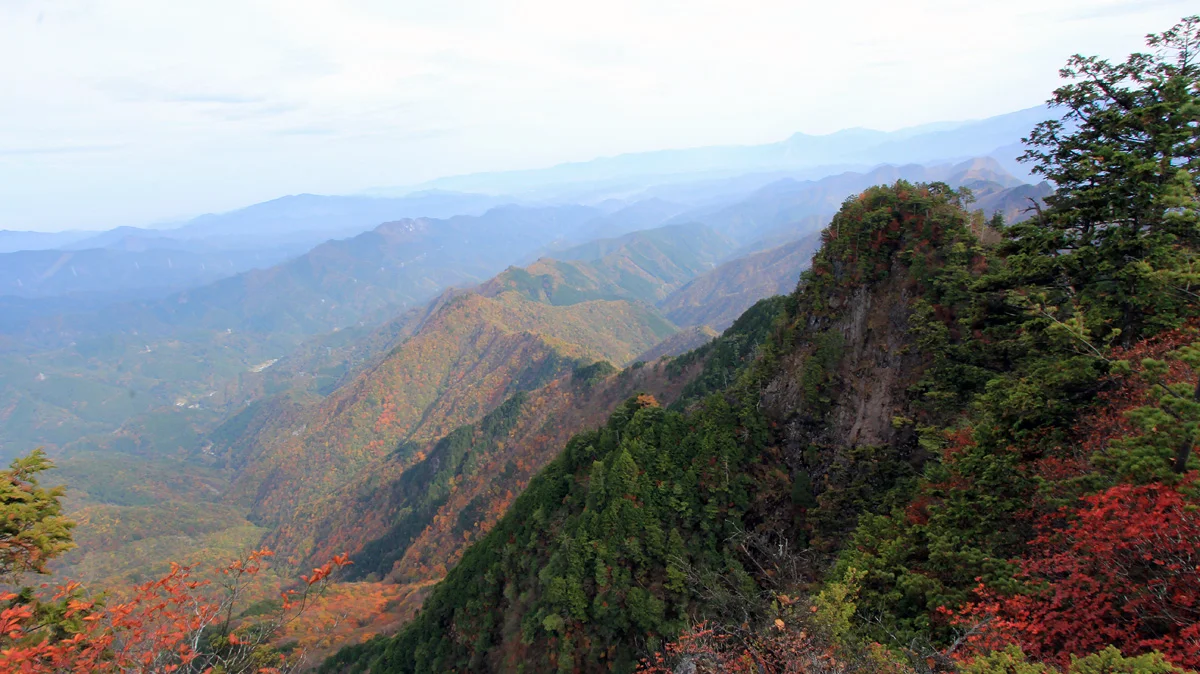 遠くに広がる秩父の山々