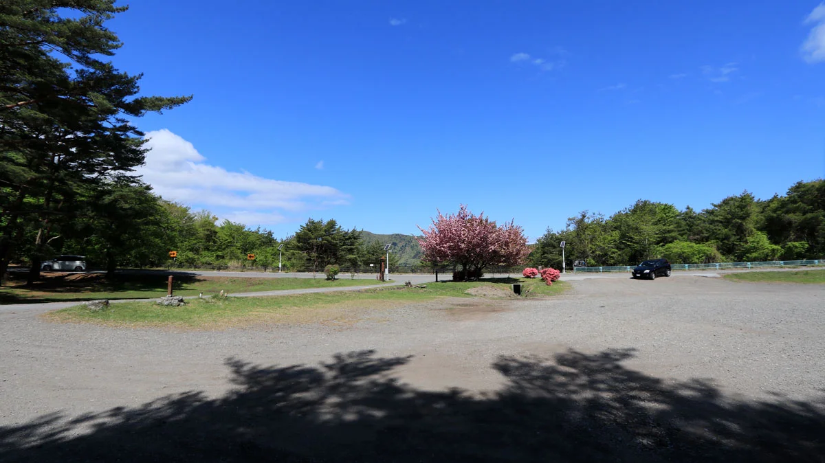 本栖湖キャンプ場近くの竜ヶ岳登山者用駐車場