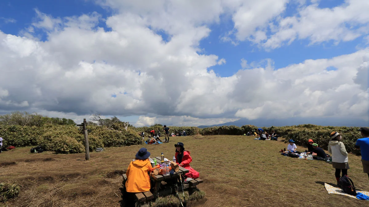 登山者で賑わう竜ヶ岳の山頂