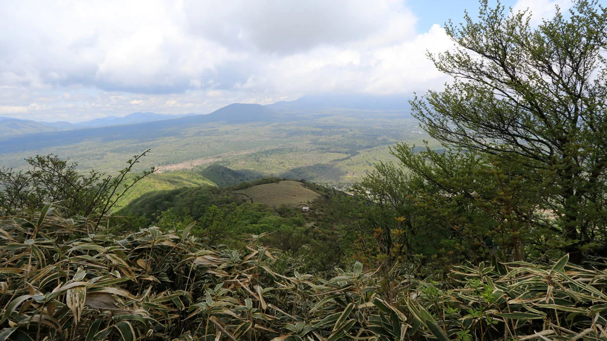 下に石仏のある東屋