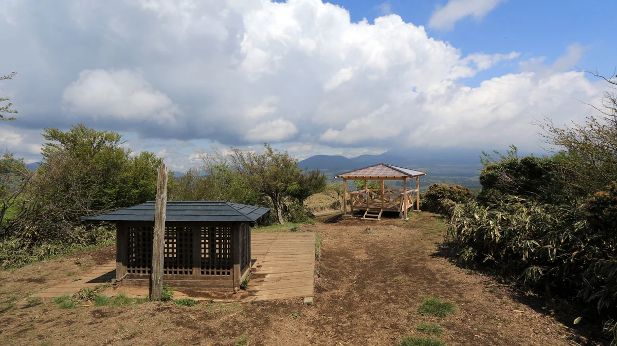 石仏の祠がある東屋