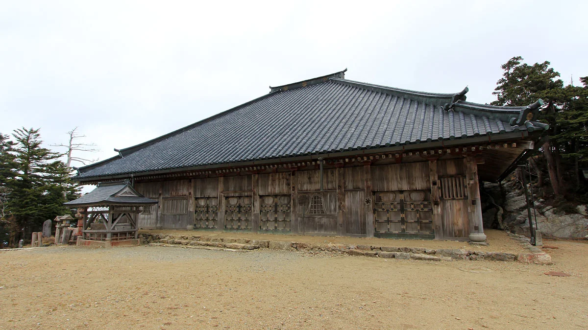 山上ヶ岳山頂の大峯山寺