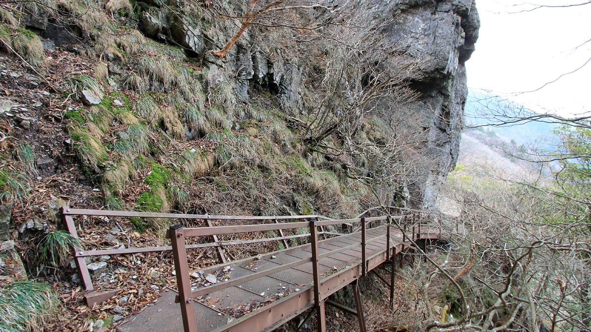 大岩の傍らに鉄の階段