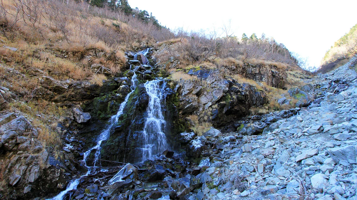 支沢から流れ落ちる滝