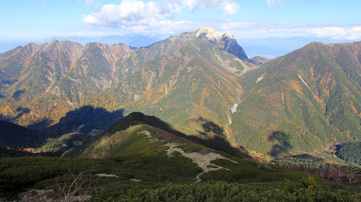 遠くに長衛小屋前のテント場