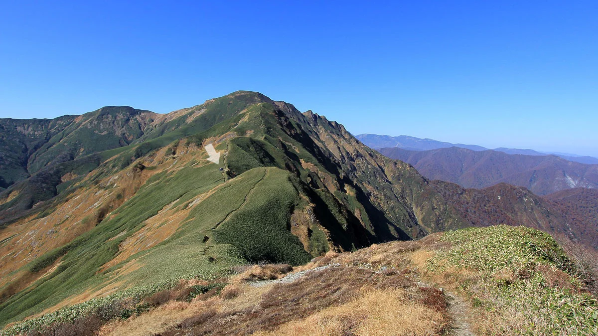 小障子ノ頭から見える、大障子避難小屋。