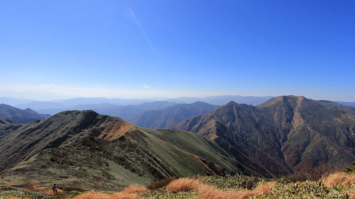 写真右側の奥が仙ノ倉
