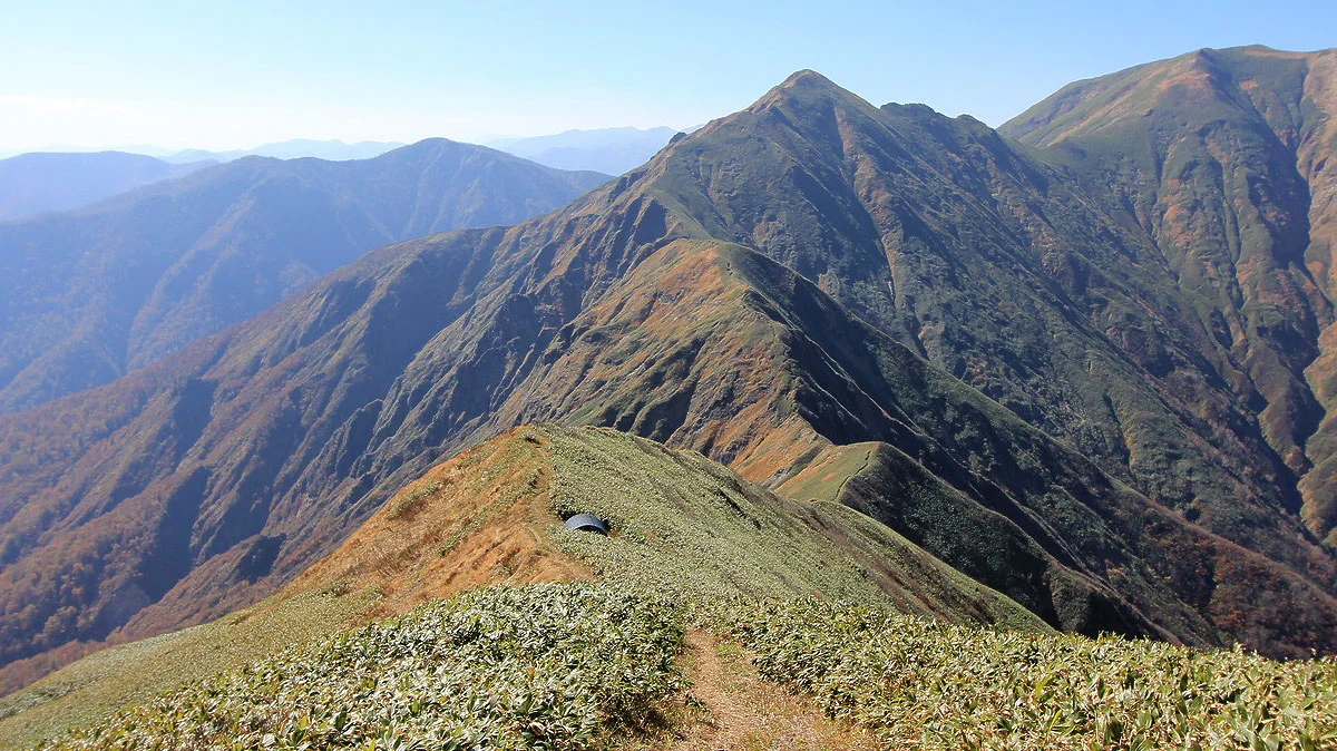 前方に見えるのは越路避難小屋