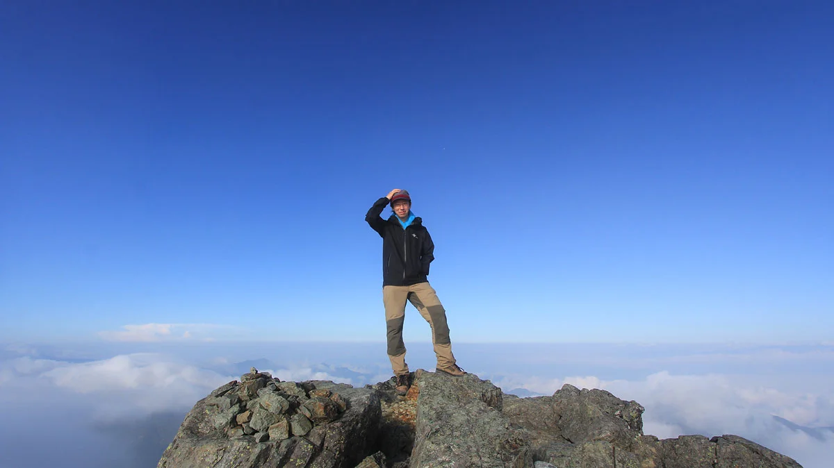 東峰山頂の岩場の上で記念撮影