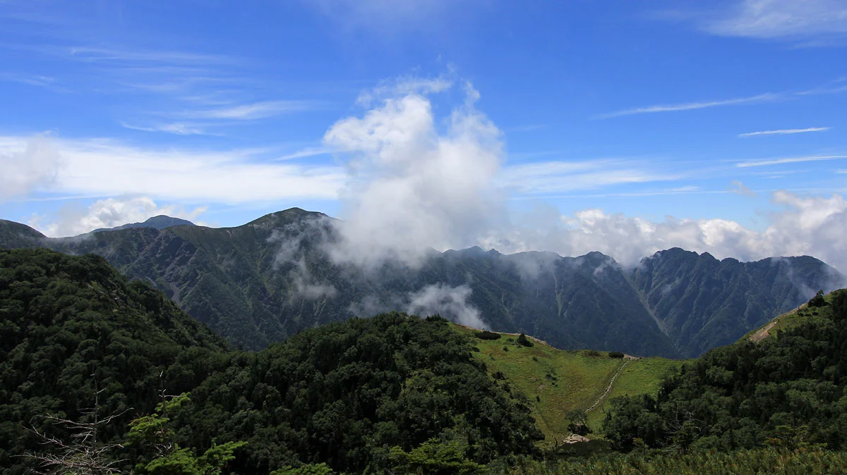 正面左に小河内岳