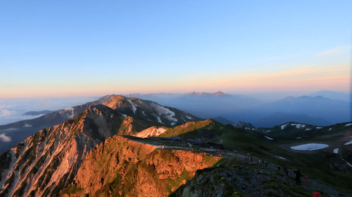 赤く染まる、杓子岳・白馬鑓ヶ岳方面