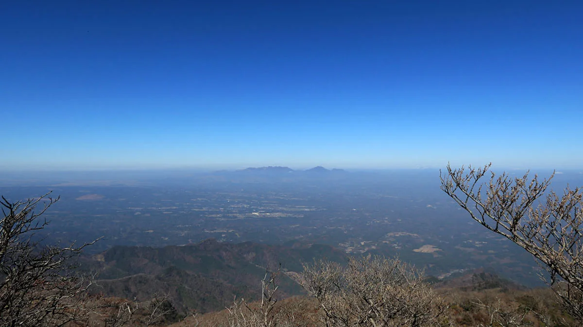 遠くに九重連山