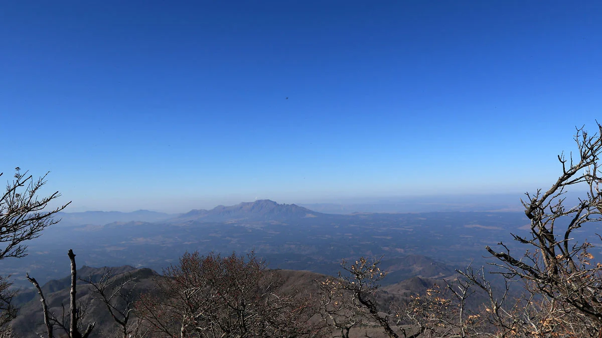 遠くに阿蘇山