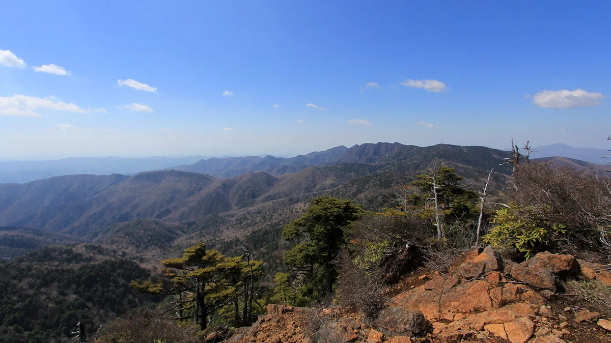 左手中央に小法師尾根。奥の袈裟丸連峰