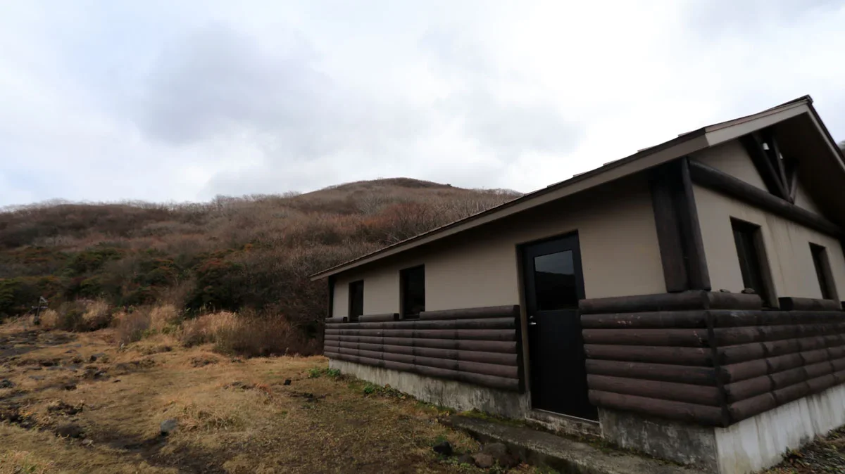 大船山登山道入口近くの小屋