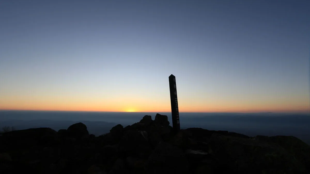 日の出前の大船山の山頂