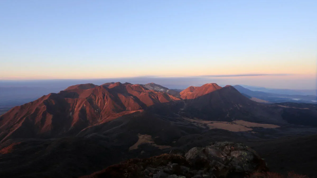モルゲンロートで赤く染まる九重連山