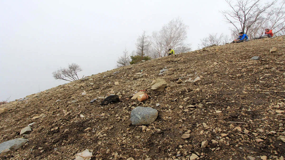 鷹ノ巣山の山頂のゴミ