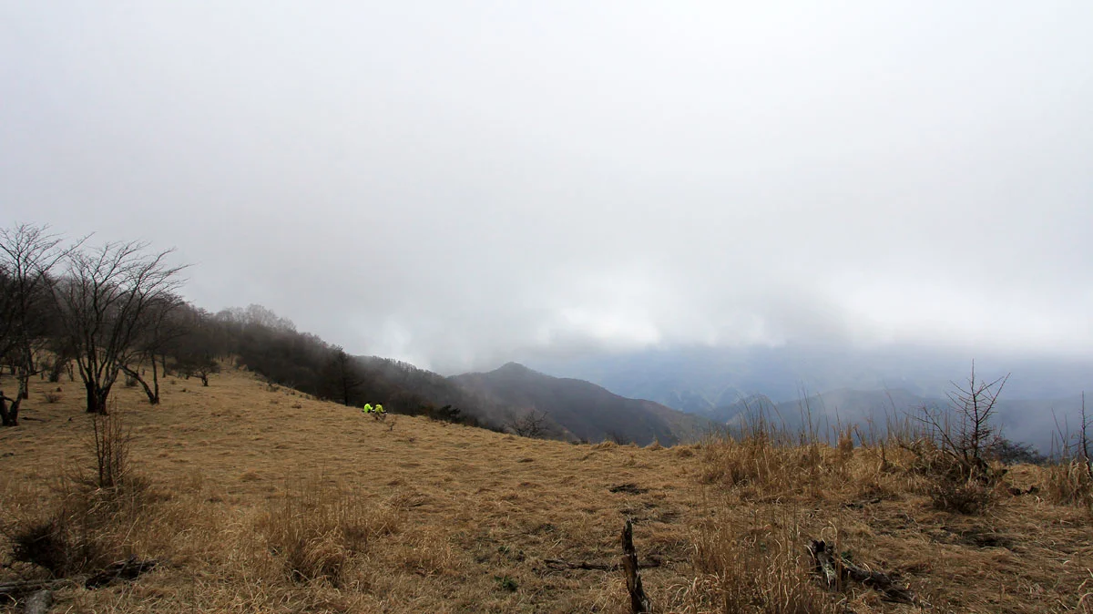 登山道外で食事をしている登山者