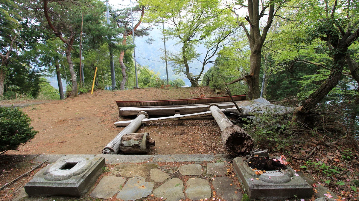 根本から倒れる鳥居