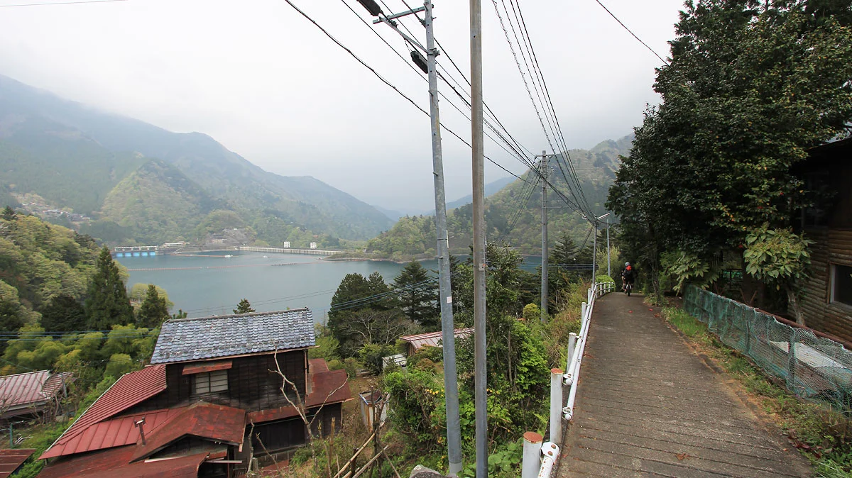 左手に奥多摩湖