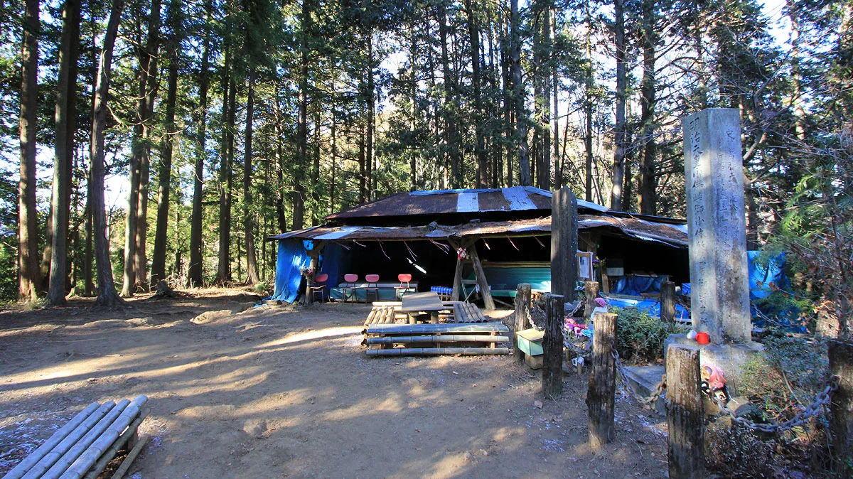 閉鎖され廃墟と化した小仏峠の茶屋