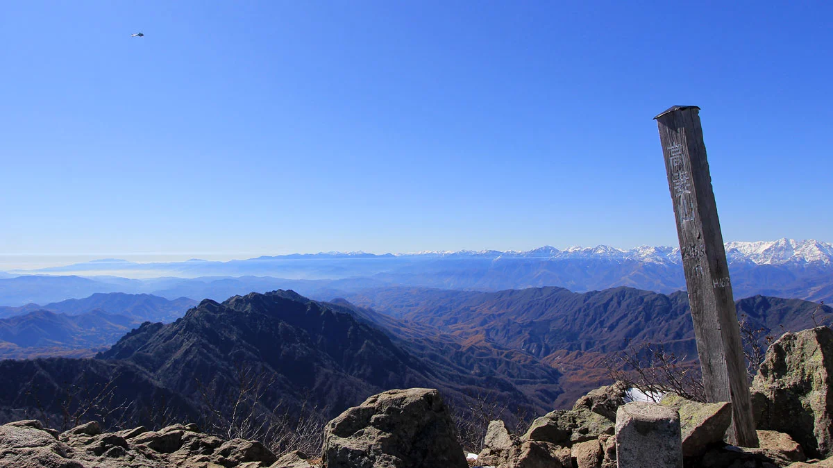 遠くに戸隠連峰