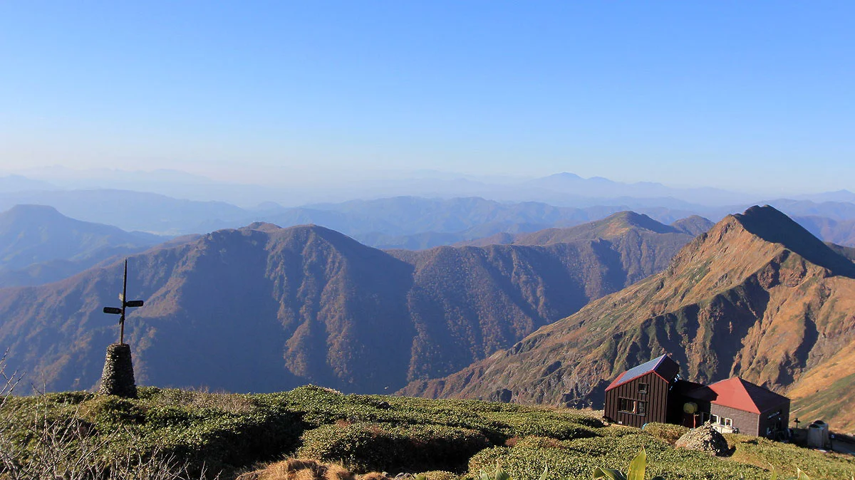 肩の小屋方面を撮影