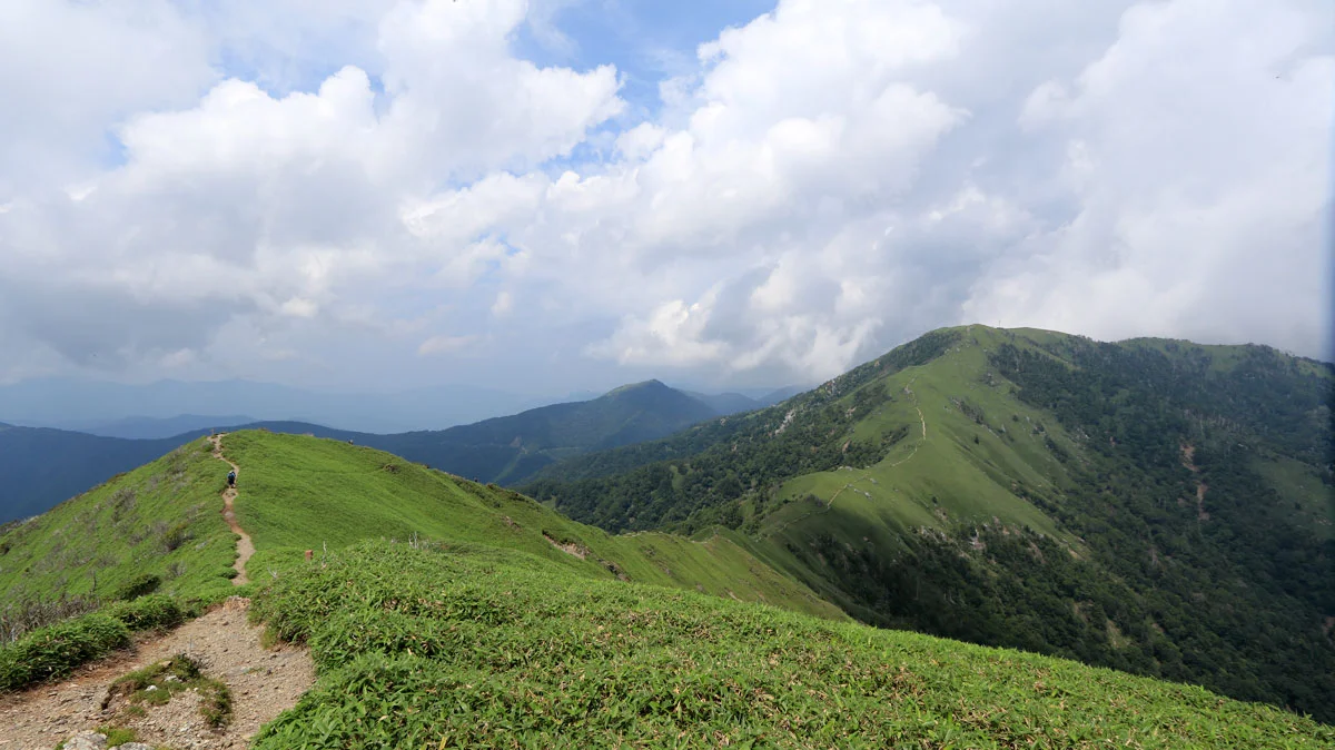 右奥に剣山が見える展望