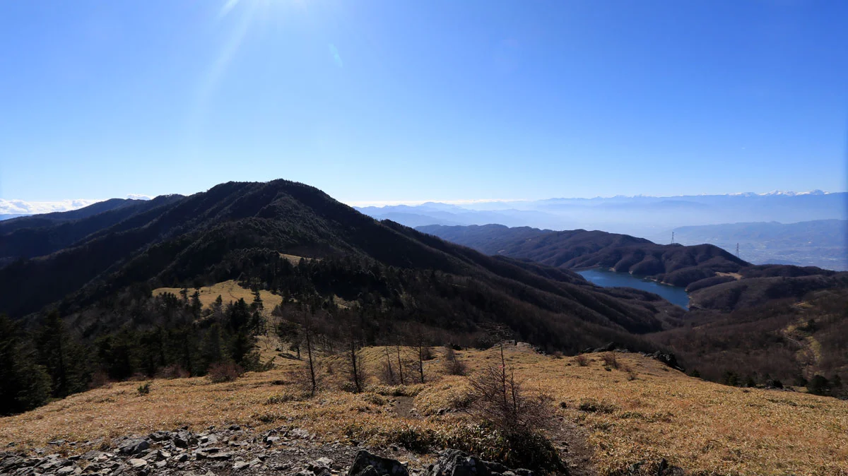 小金沢山に大菩薩湖と南アルプス