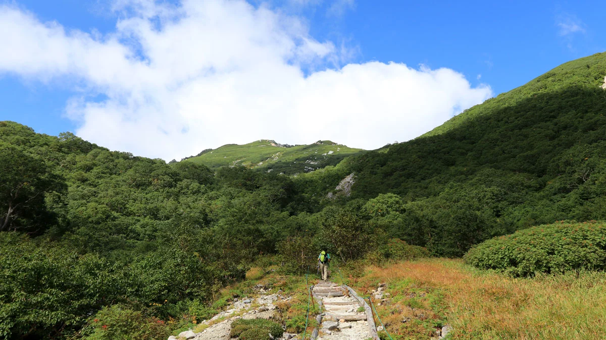 正面奥に見える空木岳